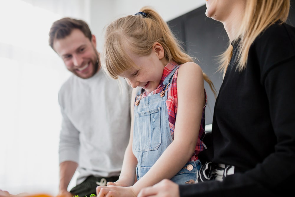 Hija riendo con sus padres por buena custodia de menores compartida