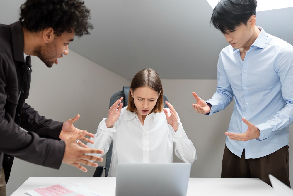 Trabajadora recibiendo mobbing laboral de jefes