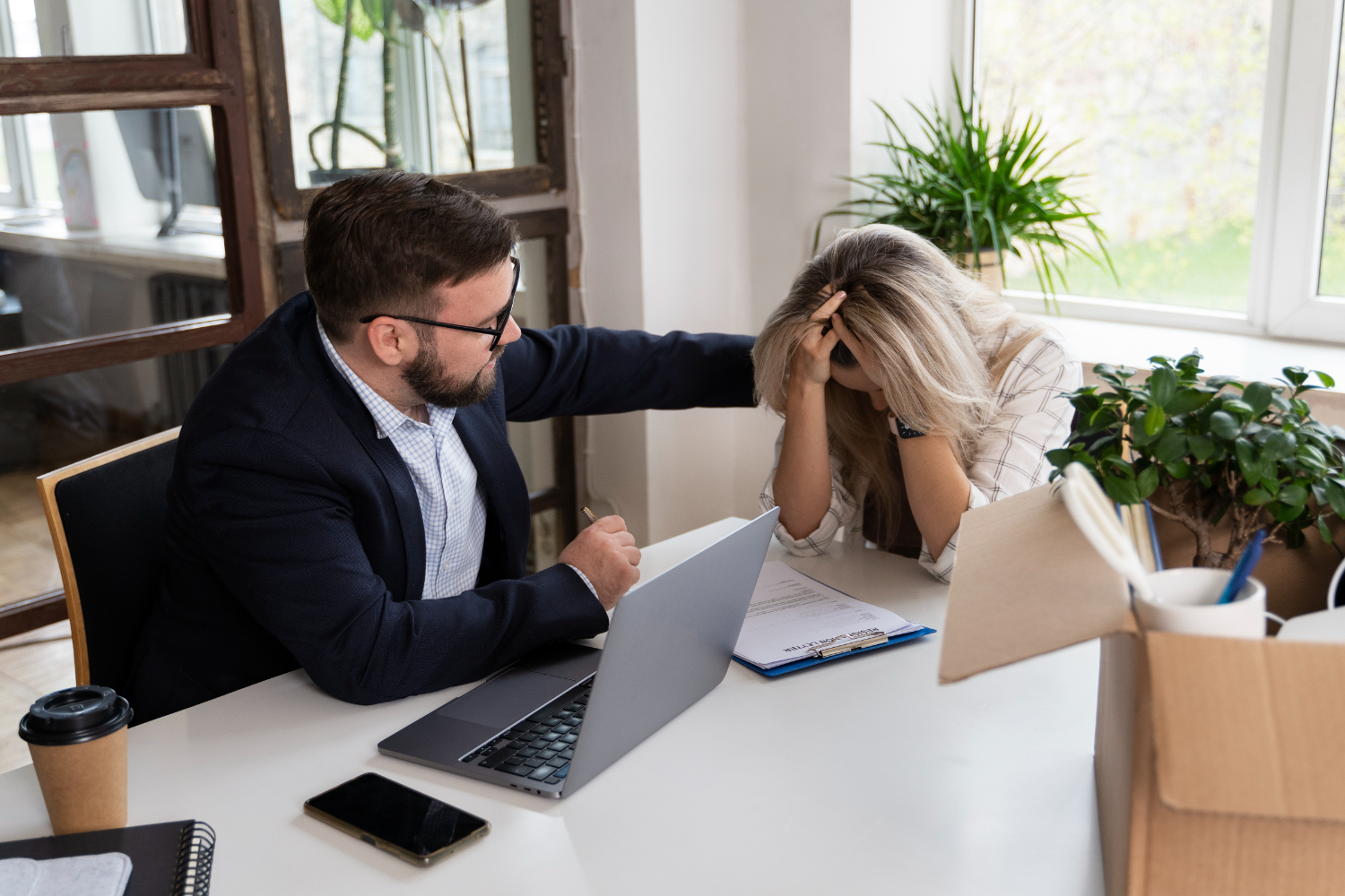 Esta imagen representa un momento difícil para un trabajador enfrentando un despido disciplinario. Refleja la importancia de contar con el apoyo adecuado, tanto emocional como legal, en estas situaciones. La intervención de un abogado laboralista puede marcar la diferencia para garantizar que el proceso sea justo y se respeten los derechos de todas las partes implicadas.